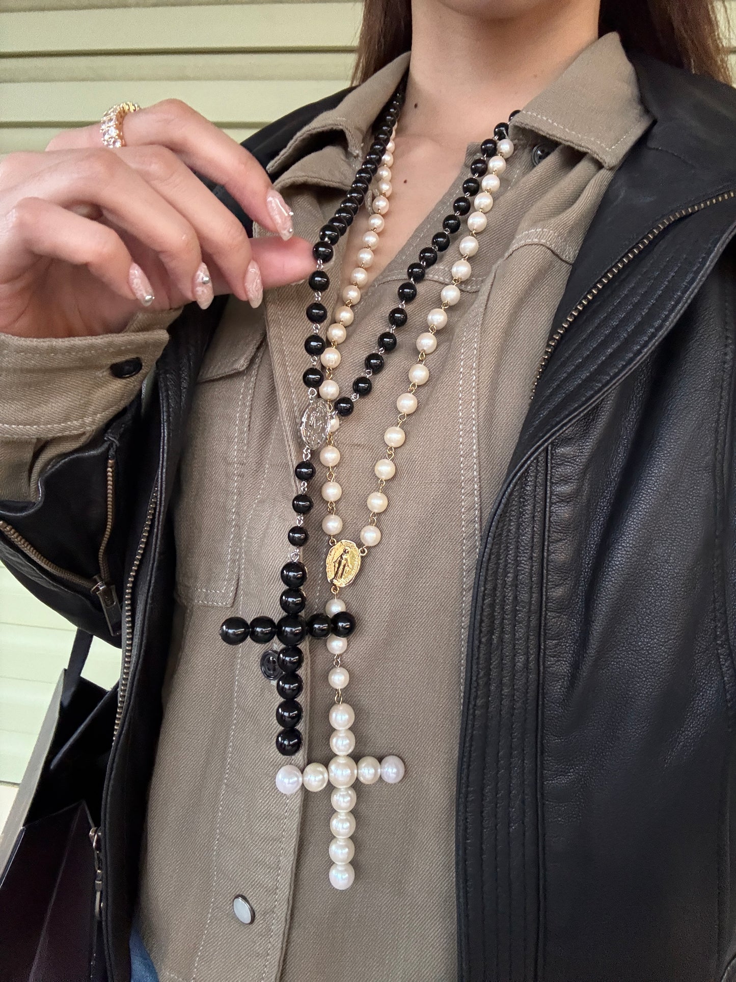 THE CROSS PEARL NECKLACE BLACK