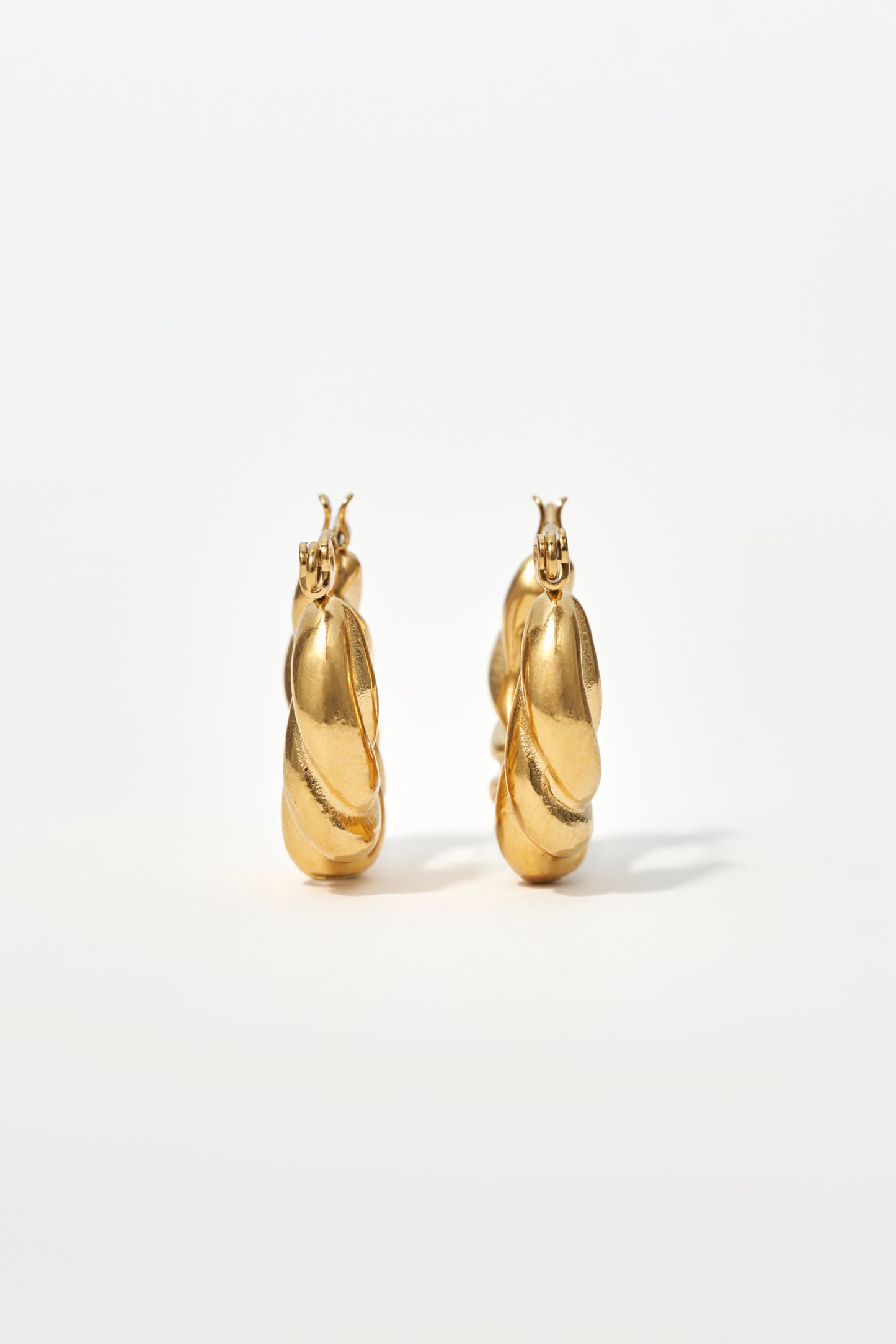 THE TWISTED BELLE HOOP EARRINGS