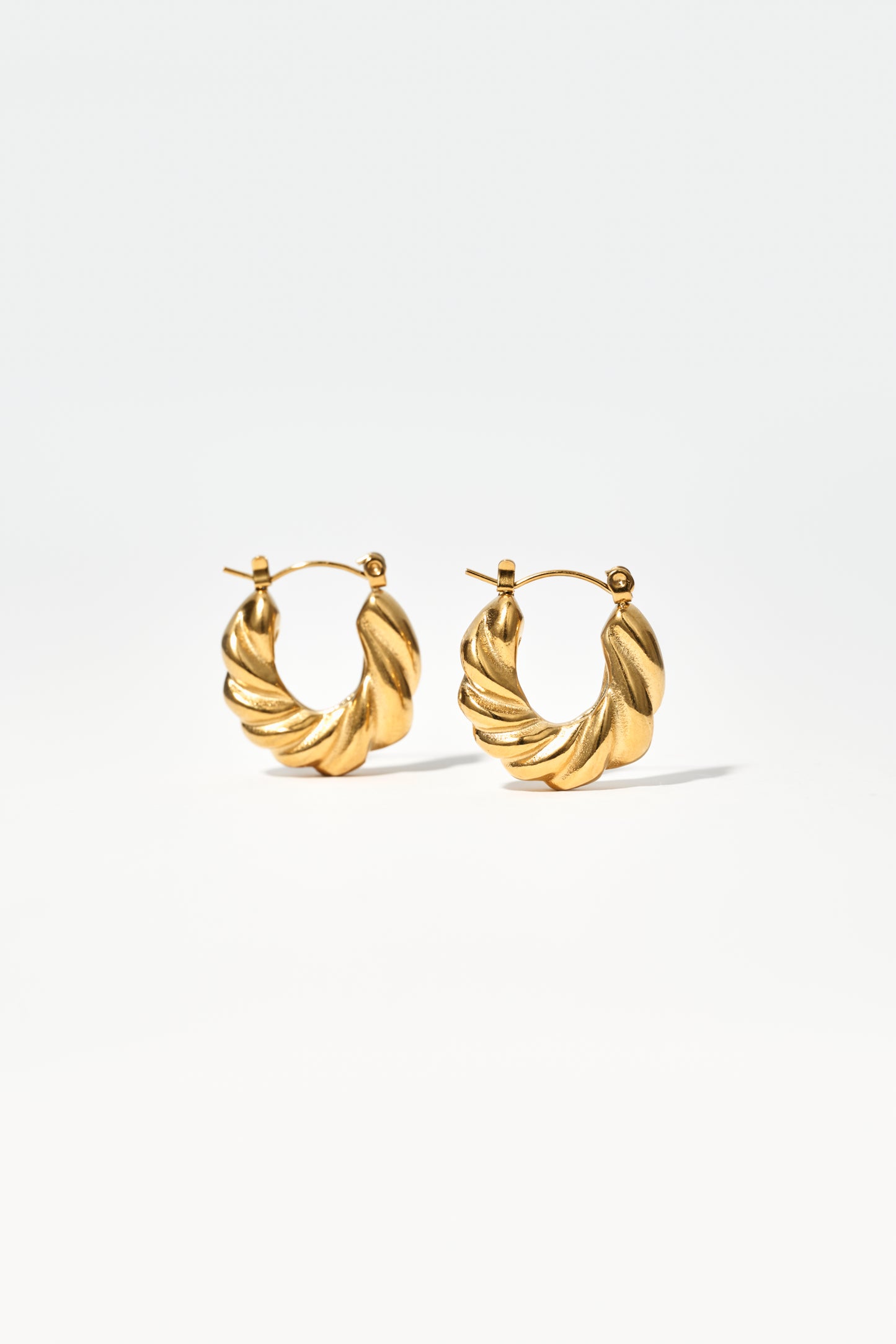 THE TWISTED BELLE HOOP EARRINGS